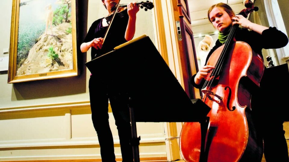 FREMHEVER STEMNINGEN: Fiolinist Emilie og cellist Frida Jasmin Sende improviserer frem sin egen variant av «Visa från utanmyra», for å fremheve stemningen i maleriet til svensken Anders Zorn, «I Skjærgården» fra 1894.