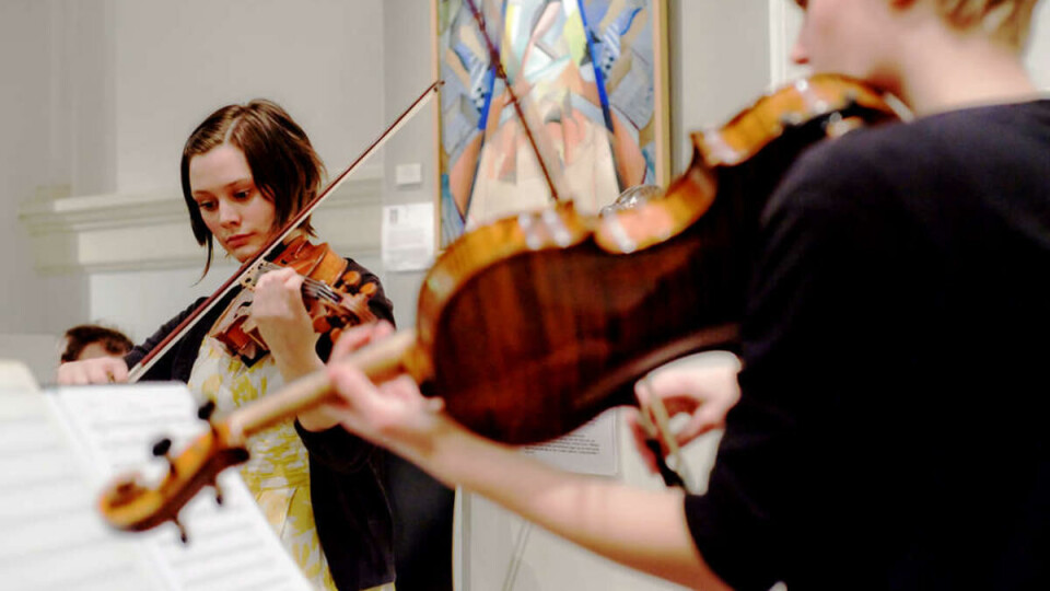 MÅ MATCHE: NMH-studentene synes det har vært spennende å velge ut musikk som passer til bildene. Til det Picasso-inspirerte «Linedanserinne», malt av Jais Nielsen i 1917, har gruppen valgt en sats fra samtidskomponisten Knut Nysteds strykekvartett nr. 3.