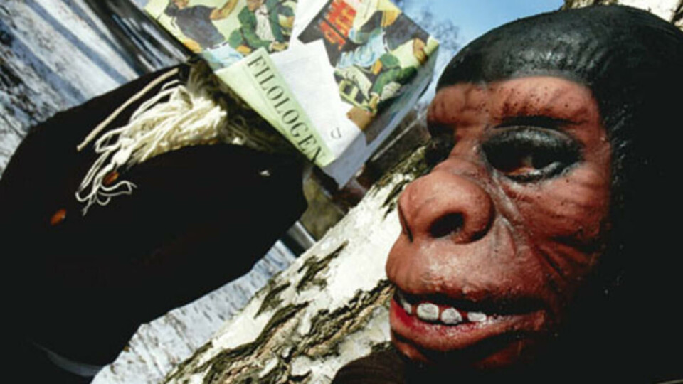 SEMIOTIKK ELLER SIRKUS? Filologen–redaktørene Sara Li Stensrud (pappeske) og Jan Grue (gorilla) etterlater Universitas–journalisten i en fortolkningskrise. – Bare masker for maskenes skyld, beroliger Filologens nye tospann.