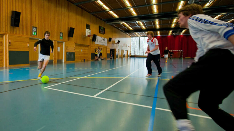 GYMSALGLEDE: Ingenting er som lukta av fotballstrømper og muligheten til å sparke en ball så hardt du kan. Her Håkon Nakling i duell med Helge Renå.