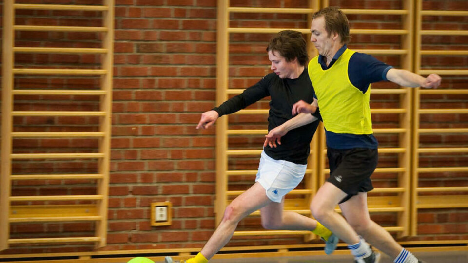 GYMSALGLEDE: Ingenting er som lukta av fotballstrømper og muligheten til å sparke en ball så hardt du kan. Her Håkon Nakling i duell med Helge Renå.