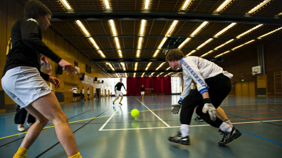 TEMPO: Selv om dette ikke er toppnivå, er det ingen ting å si på tempoet. Keeper Stian Bryde Erichsen har nok med å holde seg på beina.