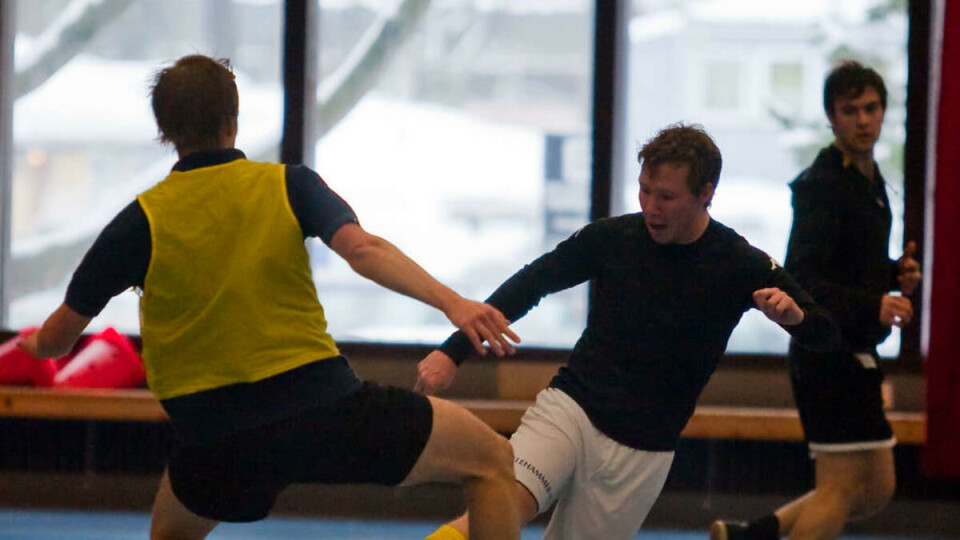 GYMSALGLEDE: Ingenting er som lukta av fotballstrømper og muligheten til å sparke en ball så hardt du kan. Her Håkon Nakling i duell med Helge Renå.
