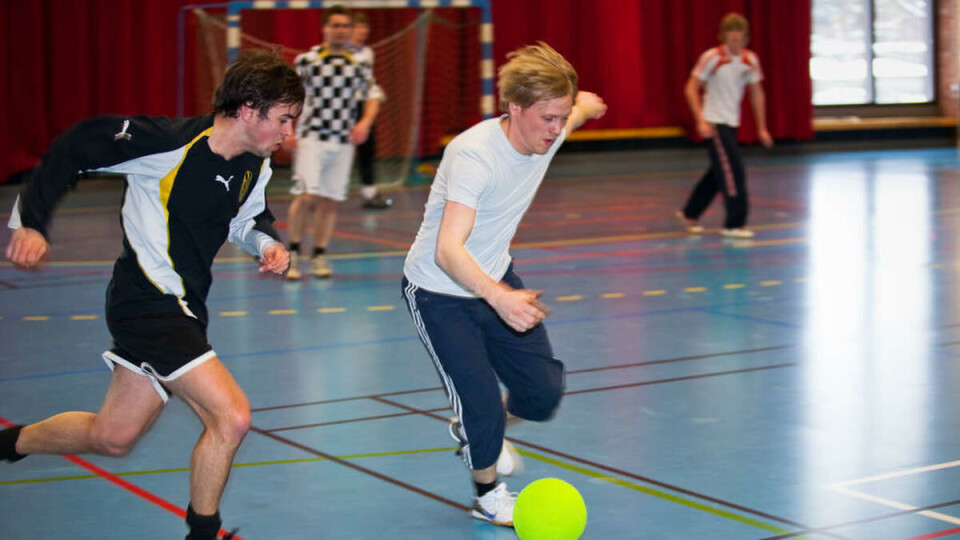 GYMSALGLEDE: Ingenting er som lukta av fotballstrømper og muligheten til å sparke en ball så hardt du kan. Her Håkon Nakling i duell med Helge Renå.