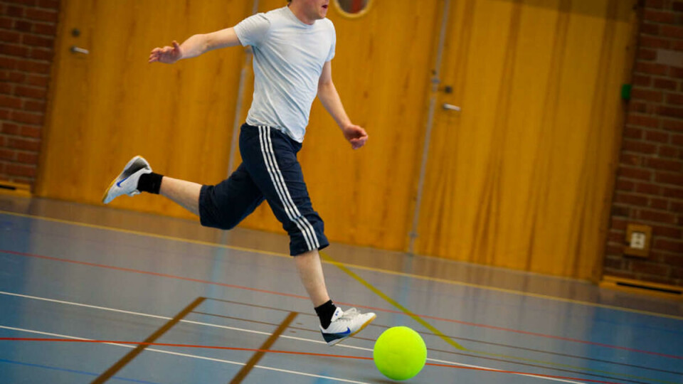 GYMSALGLEDE: Ingenting er som lukta av fotballstrømper og muligheten til å sparke en ball så hardt du kan. Her Håkon Nakling i duell med Helge Renå.