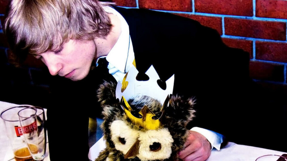 HUMANISTISK MASKOT: Tobias Langhoff retter på Ugly så han skal se mest mulig forberedt ut til gallamiddagen.