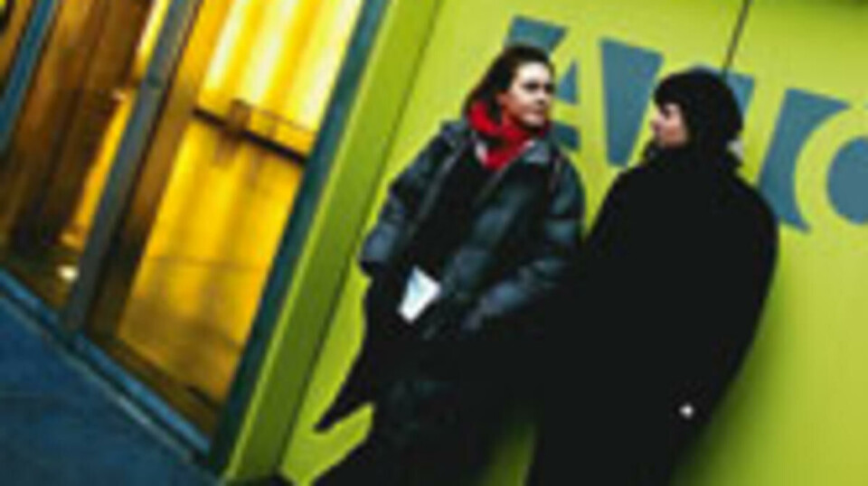 Fra vest til øst: Arkitekstudentene Mette Svensen (t.v) og Siri Jæger Brudvik forbereder seg til møtet med Shanghai ved å se på byplaner over Drammen.