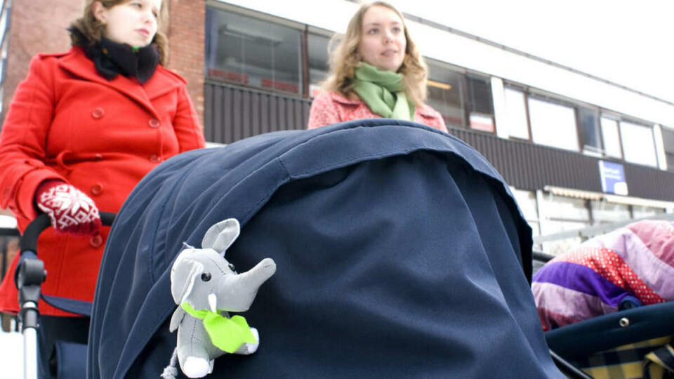 FRUSTRETE: Karen Sofie Christophersen (til venstre) og Anne Møller-Larsen er begge studenter i permisjon, og håper nå de får tildelt barnehageplass til tross for informasjonssvikt.