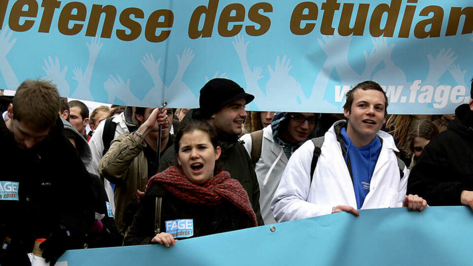 DEMONSTRASJON: Tysdag 10. februar demonstrerte om lag 40 000 av studentane og dei universitetstilsette i Paris. - Demonstrasjonen gjekk roleg for seg, seier Claire Guichet (i midten av biletet), presidenten i studentorganisasjonen laFAGE.