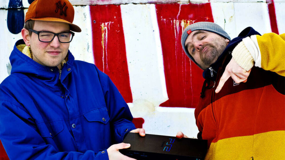 BISTANDSARBEIDERE: Greger Thorvaldsen og Aslak Borgersrud fra radioprogrammet Spillmatic vil bringe spillglede til flyktninger på Vestbredden.