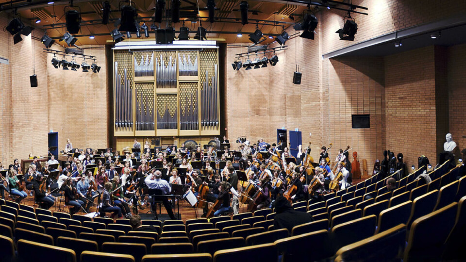 STRAM DISIPLIN: Når Krzysztof Penderecki løfter taktstaven forventer han at studentene leverer. --Noen musikere tror at samtidsmusikk er noe man kan forholde seg friere til, sier Penderecki.