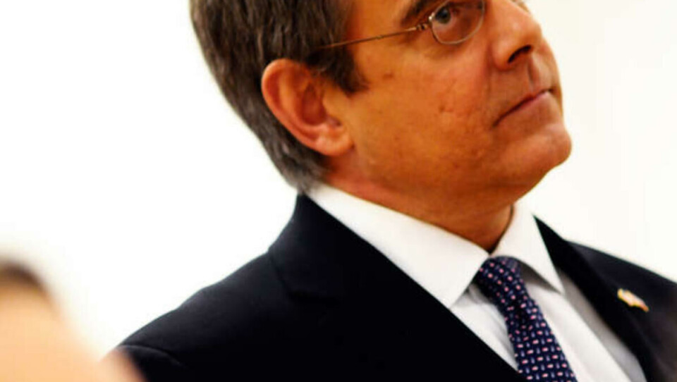 BORTE BRA, HJEMME BEST? -- Jeg kommer ikke til å be om unnskyldning for vårt system, understrekte Whitney da spørsmålsrunden gikk over til hard debatt.