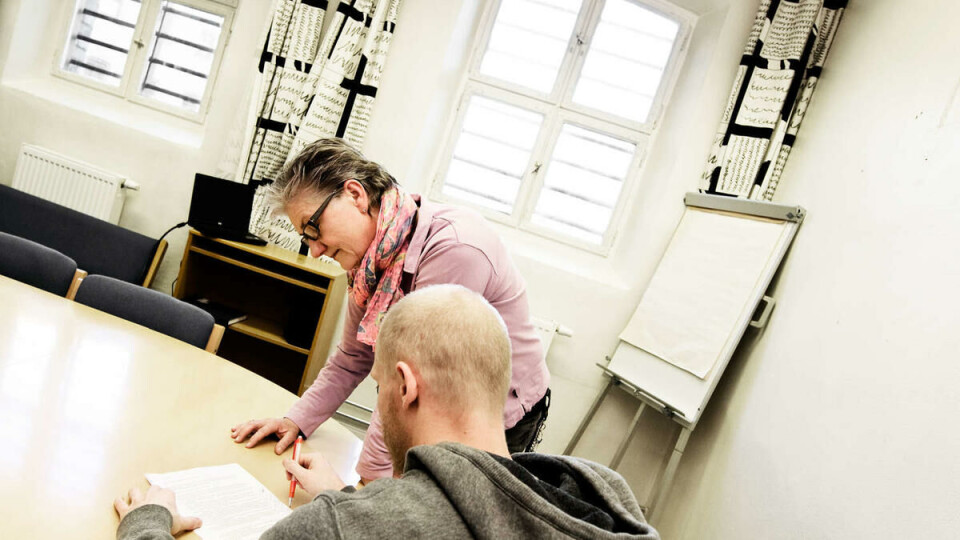 VEILEDNING: Nina Lindbo Hansen ved Grønland Voksenopplæringssenter jobber for å tilrettelegge «Oles» studier.