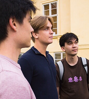 Inn etter øl: Markus, Victor og David tok seg tid til en prat med Universitas. For resten av gjengen var øltørsten for stor. Inn etter øl: Markus, Victor og David tok seg tid til en prat med Universitas. For resten av gjengen var øltørsten for stor.