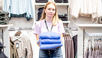 Polina (21) bruker i snitt 60 timer i måneden på deltidssjobben i klesbutikken Match.