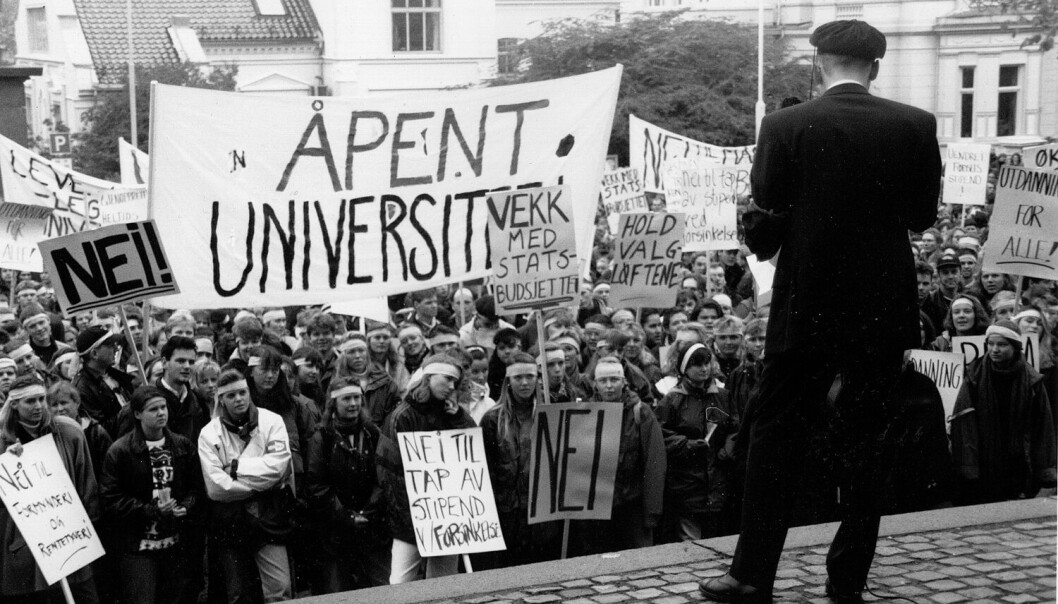 Studentopprør: Høsten 1994 engasjerte over 100 000 studenter seg for å demonstrere mot et effektivisert utdanningssystem og en kostbar studiefinansiering. Studentopprør: Høsten 1994 engasjerte over 100 000 studenter seg for å demonstrere mot et effektivisert utdanningssystem og en kostbar studiefinansiering.