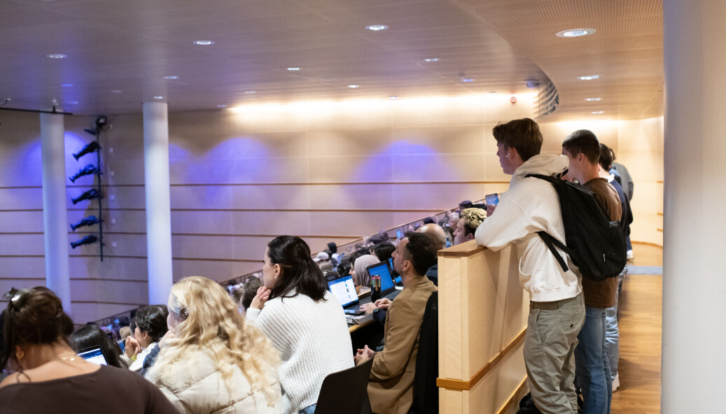 <span class=" font-weight-bold" data-lab-font_weight_desktop="font-weight-bold">Smekkfullt</span>: Studenter må både sitte i trappene og stå oppreise for å delta på exphil-forelesningen ved UiO. Lektorstudent Cecilie Mikkelsen (21) mener direkte strømming må tilbake for å løse floka. <span class=" font-weight-bold" data-lab-font_weight_desktop="font-weight-bold">Smekkfullt</span>: Studenter må både sitte i trappene og stå oppreise for å delta på exphil-forelesningen ved UiO. Lektorstudent Cecilie Mikkelsen (21) mener direkte strømming må tilbake for å løse floka.