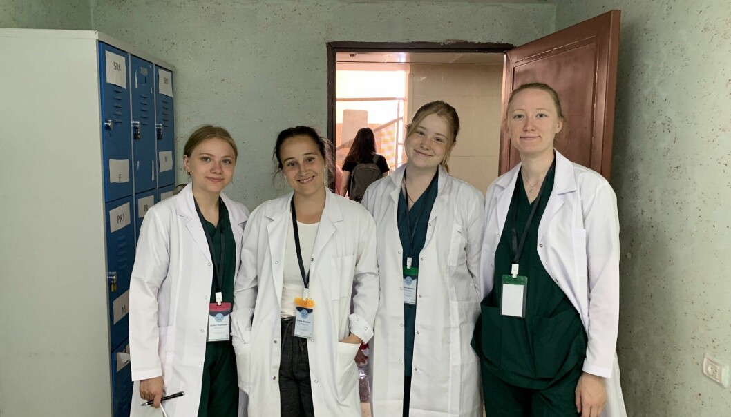 Spente: De norske medisinstudentene (fra venstre) Sandra Torstensen Tøftum, Emma Marshall, Veronica Sørensen og andrea Ruud Dahlen på sin første dag som hospitanter ved sykehuset i Nablus.