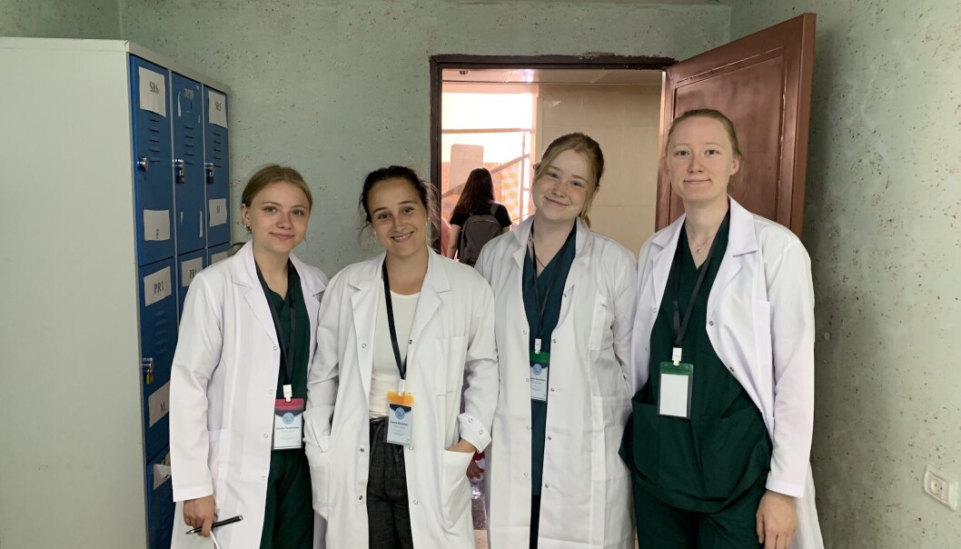 Spente: De norske medisinstudentene (fra venstre) Sandra Torstensen Tøftum, Emma Marshall, Veronica Sørensen og andrea Ruud Dahlen på sin første dag som hospitanter ved sykehuset i Nablus. Spente: De norske medisinstudentene (fra venstre) Sandra Torstensen Tøftum, Emma Marshall, Veronica Sørensen og andrea Ruud Dahlen på sin første dag som hospitanter ved sykehuset i Nablus.
