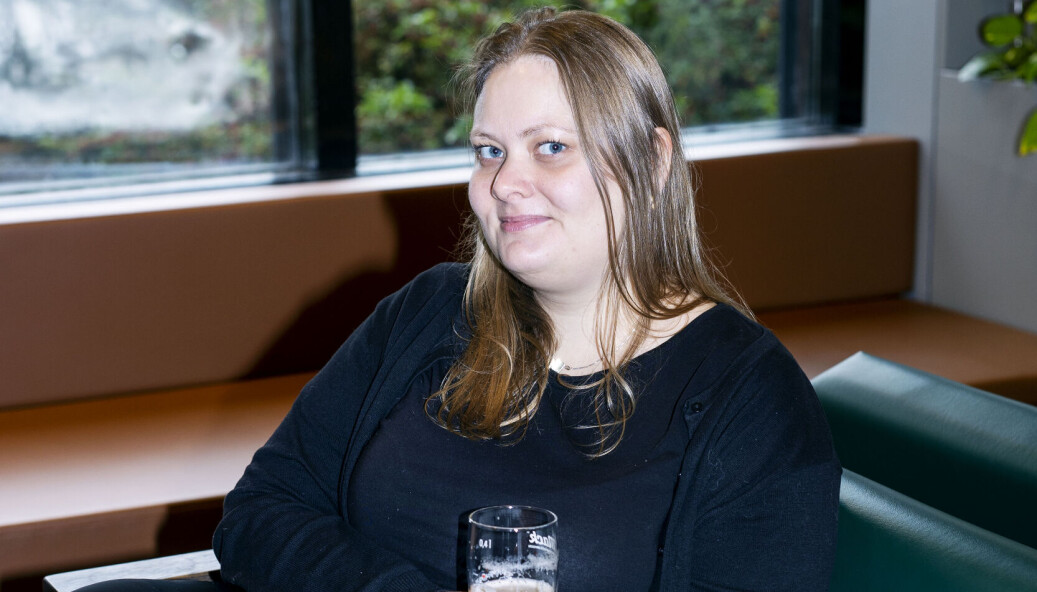 <span class=" font-weight-bold" data-lab-font_weight_desktop="font-weight-bold">Smil som lurer</span>: Selv om Ina Lid sitter med en øl i hånden og et smil om munnen, synes hun at åpningstidene på campus ikke strekker til. <span class=" font-weight-bold" data-lab-font_weight_desktop="font-weight-bold">Smil som lurer</span>: Selv om Ina Lid sitter med en øl i hånden og et smil om munnen, synes hun at åpningstidene på campus ikke strekker til.