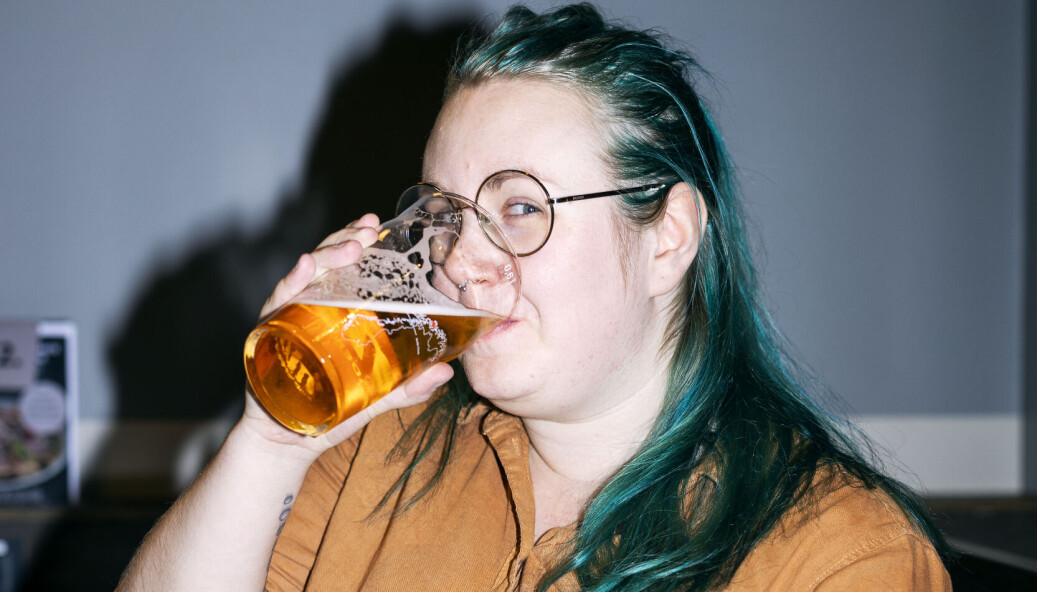<span class=" font-weight-bold" data-lab-font_weight_desktop="font-weight-bold">Blue hair don't care</span>: Christine Eide har ikke noe imot de tidlige stengetidene på SiO sine kaféer. <span class=" font-weight-bold" data-lab-font_weight_desktop="font-weight-bold">Blue hair don't care</span>: Christine Eide har ikke noe imot de tidlige stengetidene på SiO sine kaféer.