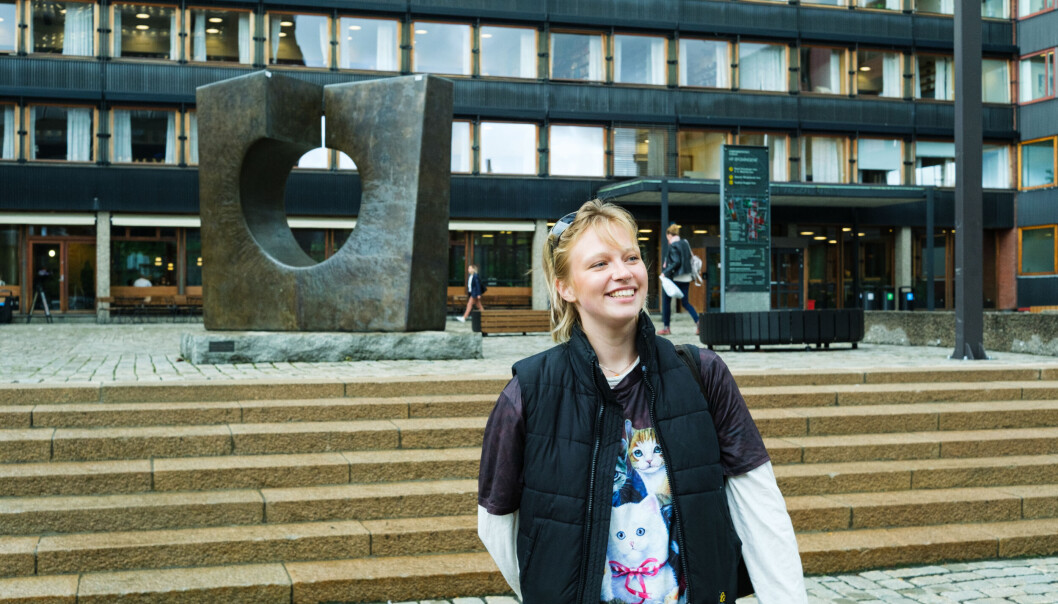 Tilgjengelig rett: Kristine Varden (21) mener informasjon om arbeidsretter er tilgengelig, men krever litt å finne fram til. Tilgjengelig rett: Kristine Varden (21) mener informasjon om arbeidsretter er tilgengelig, men krever litt å finne fram til.