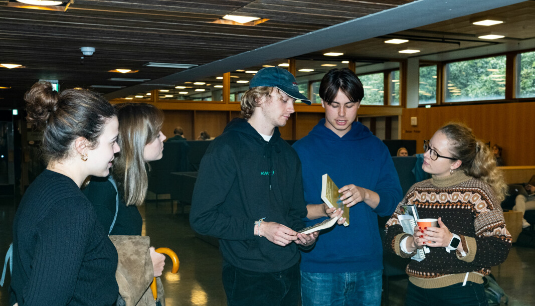 Alternativt pensum: Studentene (fra venstre) Elin Hagen Kleivan, Marie Kirkedam, Torvald Ullestad, August Ihle og Nora Jungeilges Heyerdahl poserer foran fakultetets geriljabibliotek. De etterspør mer bredde i økonomipensumet.