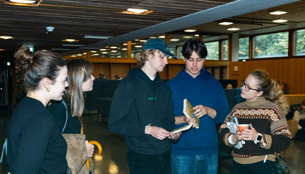 Alternativt pensum: Studentene (fra venstre) Elin Hagen Kleivan, Marie Kirkedam, Torvald Ullestad, August Ihle og Nora Jungeilges Heyerdahl poserer foran fakultetets geriljabibliotek. De etterspør mer bredde i økonomipensumet. Alternativt pensum: Studentene (fra venstre) Elin Hagen Kleivan, Marie Kirkedam, Torvald Ullestad, August Ihle og Nora Jungeilges Heyerdahl poserer foran fakultetets geriljabibliotek. De etterspør mer bredde i økonomipensumet.