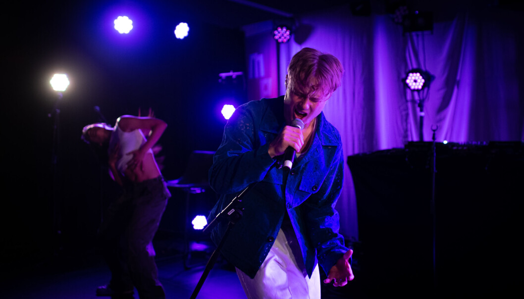 Plain Jane: William Gamborg nyter å stå på scenen, og gjør også en fantastisk god figur. Da er det bare synd at låtene gir lite tyggemotstand . Plain Jane: William Gamborg nyter å stå på scenen, og gjør også en fantastisk god figur. Da er det bare synd at låtene gir lite tyggemotstand .