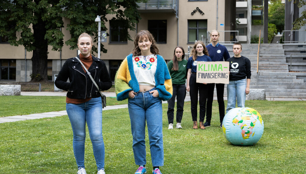 Felles mål: Ungdomsdelegatene Mathilde Angeltveit og Ane Serreli ønsker sammen med de andre klimaaktivistene å øke pengesummen som brukes til grønn politikk, under slagordet «mer klimafinansiering!».