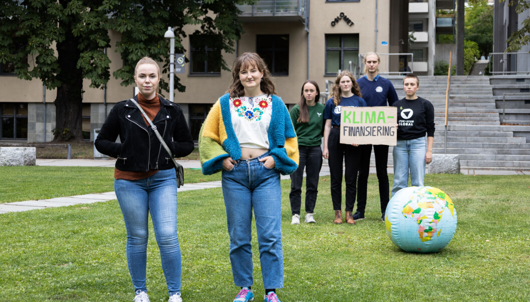 Felles mål: Ungdomsdelegatene Mathilde Angeltveit og Ane Serreli ønsker sammen med de andre klimaaktivistene å øke pengesummen som brukes til grønn politikk, under slagordet «mer klimafinansiering!». Felles mål: Ungdomsdelegatene Mathilde Angeltveit og Ane Serreli ønsker sammen med de andre klimaaktivistene å øke pengesummen som brukes til grønn politikk, under slagordet «mer klimafinansiering!».