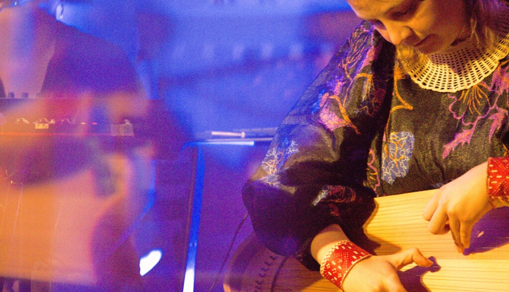 <span class=" font-weight-bold" data-lab-font_weight_desktop="font-weight-bold">Folkesalmer</span>: Ævestaden plasserer seg trygt i en folkemusikktradisjon som kombinerer pietistiske salmetekster og folketoner. <span class=" font-weight-bold" data-lab-font_weight_desktop="font-weight-bold">Folkesalmer</span>: Ævestaden plasserer seg trygt i en folkemusikktradisjon som kombinerer pietistiske salmetekster og folketoner.