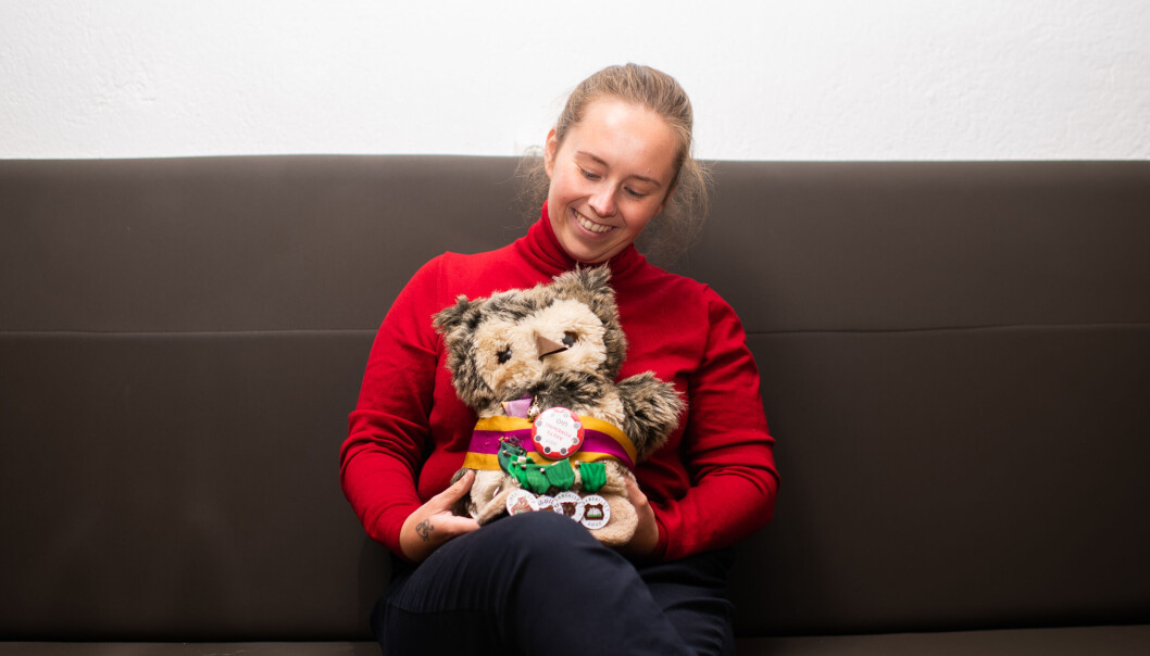<span class=" font-weight-bold" data-lab-font_weight_desktop="font-weight-bold">Uglebo i mosen</span>: Kristine Adelsten Sandtrøen er nyvalgt leder av Filologisk forening på UiO, og ønsker at studenter på Humanistisk fakultet skal føle tilhørighet til Uglebo og Filologisk forening. Nå ser det lysere ut, ifølge henne. <span class=" font-weight-bold" data-lab-font_weight_desktop="font-weight-bold">Uglebo i mosen</span>: Kristine Adelsten Sandtrøen er nyvalgt leder av Filologisk forening på UiO, og ønsker at studenter på Humanistisk fakultet skal føle tilhørighet til Uglebo og Filologisk forening. Nå ser det lysere ut, ifølge henne.
