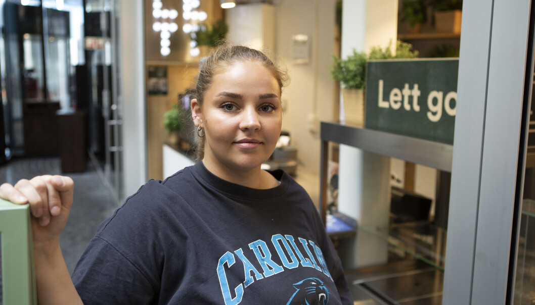 <span class=" font-weight-bold" data-lab-font_weight_desktop="font-weight-bold">Langsiktig kostnad</span>: I det store bildet vil det koste å jobbe over et visst nivå, men for Victoria Thorbjørnsen (25) er det viktigste at økonomien går rundt her og nå. <span class=" font-weight-bold" data-lab-font_weight_desktop="font-weight-bold">Langsiktig kostnad</span>: I det store bildet vil det koste å jobbe over et visst nivå, men for Victoria Thorbjørnsen (25) er det viktigste at økonomien går rundt her og nå.