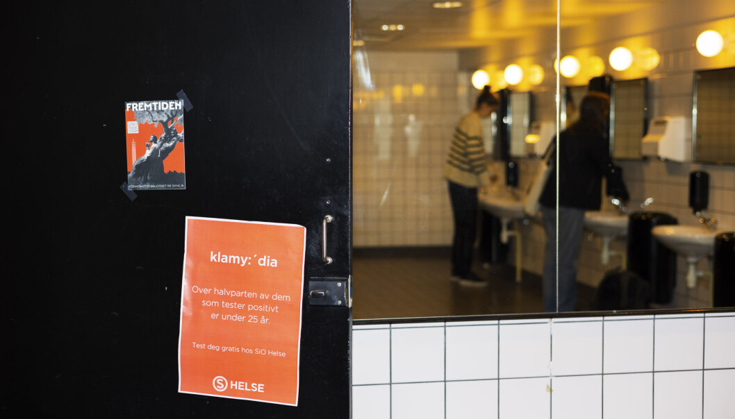 <span class=" font-weight-bold" data-lab-font_weight_desktop="font-weight-bold">Med og uten lov</span>: Vanligvis er det ikke lov til å henge opp plakater på do dørene. Kun én av disse plakatene er hengt opp med tillatelse. <span class=" font-weight-bold" data-lab-font_weight_desktop="font-weight-bold">Med og uten lov</span>: Vanligvis er det ikke lov til å henge opp plakater på do dørene. Kun én av disse plakatene er hengt opp med tillatelse.