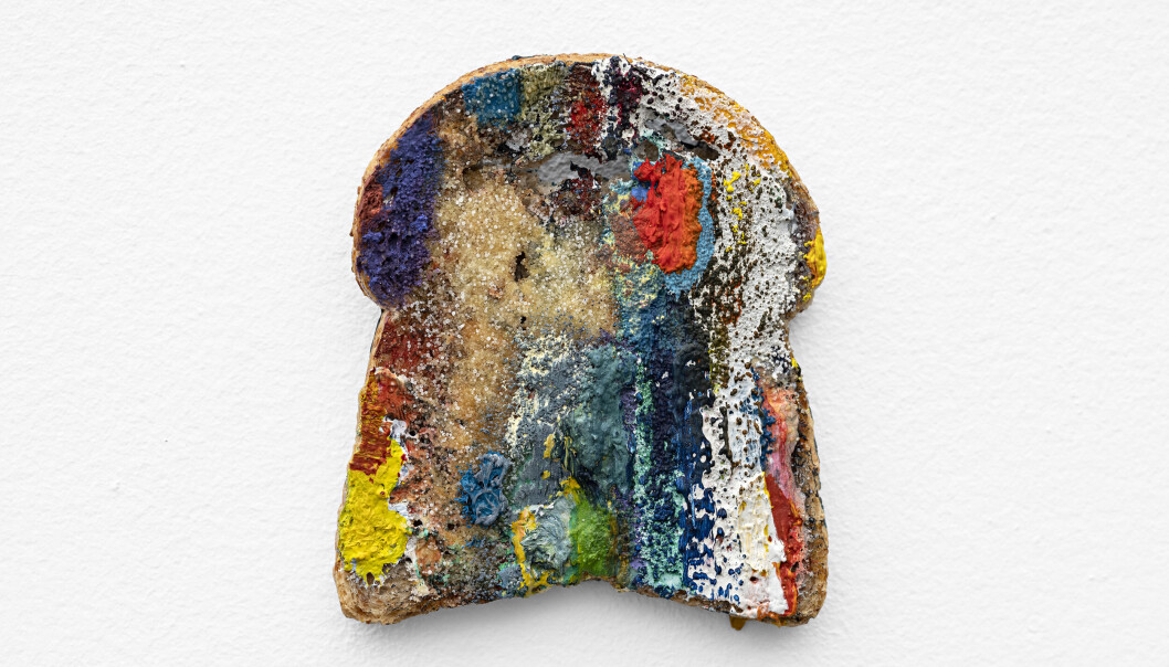 <span class=" font-weight-bold" data-lab-font_weight_desktop="font-weight-bold">Kunst eller kødd?</span>: Nicklas Gahnströms navnløse verk (2021) er en brødskive med maling som pålegg. <span class=" font-weight-bold" data-lab-font_weight_desktop="font-weight-bold">Kunst eller kødd?</span>: Nicklas Gahnströms navnløse verk (2021) er en brødskive med maling som pålegg.
