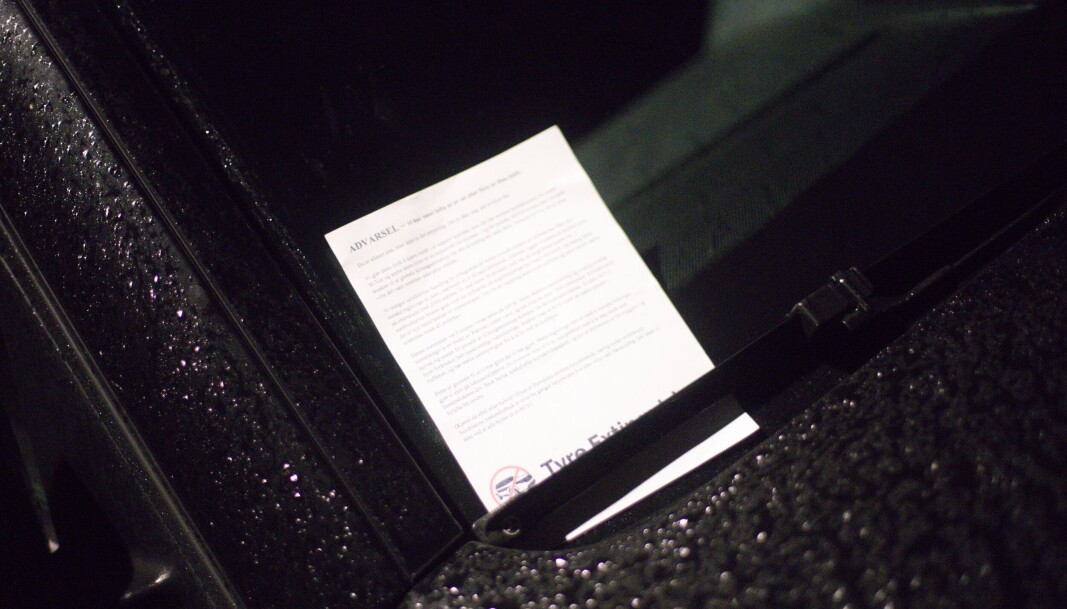 <span class=" font-weight-bold" data-lab-font_weight_desktop="font-weight-bold">Aksjon under ansvar</span>: De informative lappene festes på bilene som rammes og skal bidra til ansvarliggjøring av bileierne. <span class=" font-weight-bold" data-lab-font_weight_desktop="font-weight-bold">Aksjon under ansvar</span>: De informative lappene festes på bilene som rammes og skal bidra til ansvarliggjøring av bileierne.