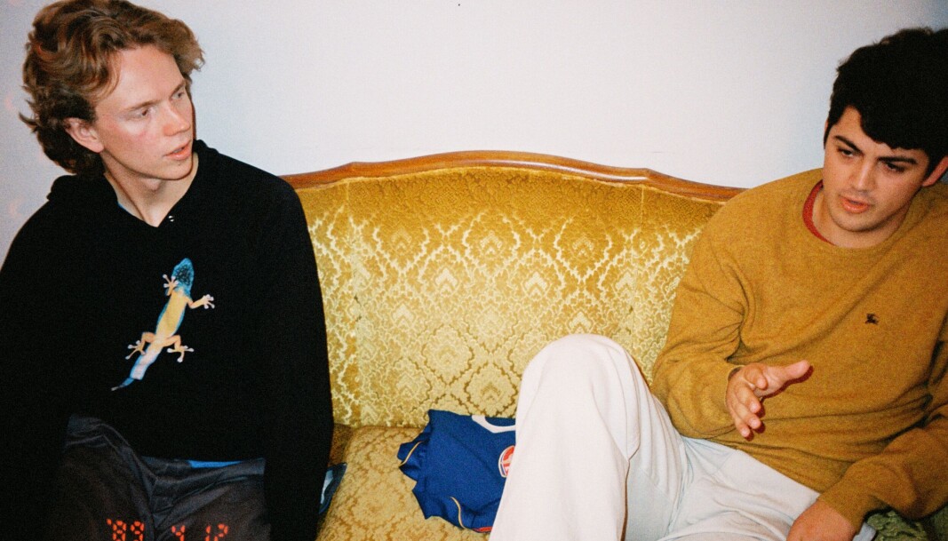 <span class=" font-weight-bold" data-lab-font_weight_desktop="font-weight-bold">Humorvugge</span>: Gutta sitter godt i sofaen i baren på Nieu scene, som nærmest har blitt et arnested for humorgruppa. <span class=" font-weight-bold" data-lab-font_weight_desktop="font-weight-bold">Humorvugge</span>: Gutta sitter godt i sofaen i baren på Nieu scene, som nærmest har blitt et arnested for humorgruppa.