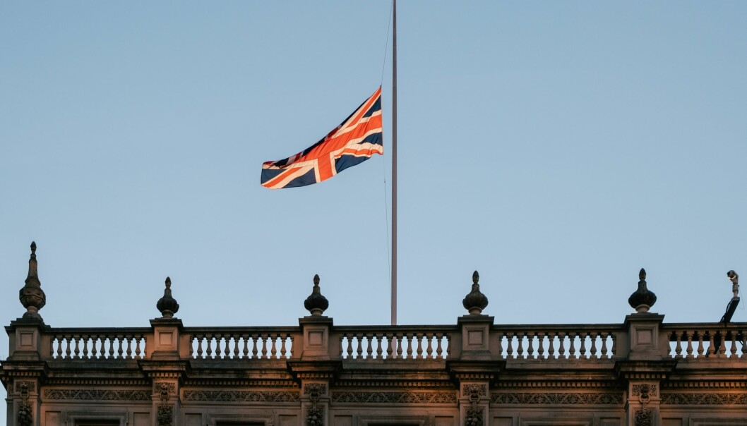 Flagget på halv stang: Politisk uro og levekostnadskrise legger en demper på britenes optimisme.