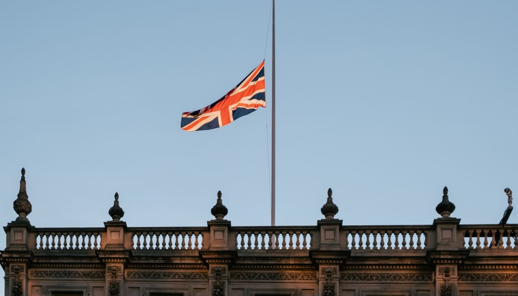 Flagget på halv stang: Politisk uro og levekostnadskrise legger en demper på britenes optimisme. Flagget på halv stang: Politisk uro og levekostnadskrise legger en demper på britenes optimisme.