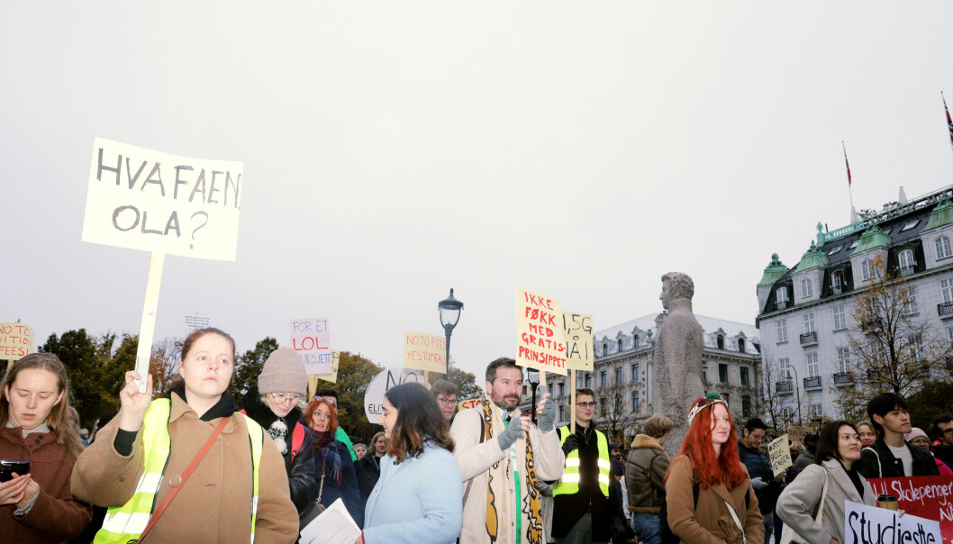 Utdanning for alle: Om lag hundre studenter møtte opp foran stortinget onsdag kveld for å ta avstand fra regjeringens forslag om å innføre skolepenger for studenter fra områder utenfor EU og EØS. Utdanning for alle: Om lag hundre studenter møtte opp foran stortinget onsdag kveld for å ta avstand fra regjeringens forslag om å innføre skolepenger for studenter fra områder utenfor EU og EØS.