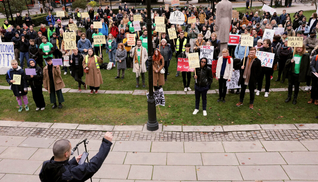 <span class=" font-weight-bold" data-lab-font_weight_desktop="font-weight-bold">Hever stemmen</span>: Om lag hundre studenter har møtt opp for å markere hva de mener om regjeringens utdanningspolitikk. “De som ikke hopper nå støtter Borten Moe”, høres det på Løvebakken. <span class=" font-weight-bold" data-lab-font_weight_desktop="font-weight-bold">Hever stemmen</span>: Om lag hundre studenter har møtt opp for å markere hva de mener om regjeringens utdanningspolitikk. “De som ikke hopper nå støtter Borten Moe”, høres det på Løvebakken.