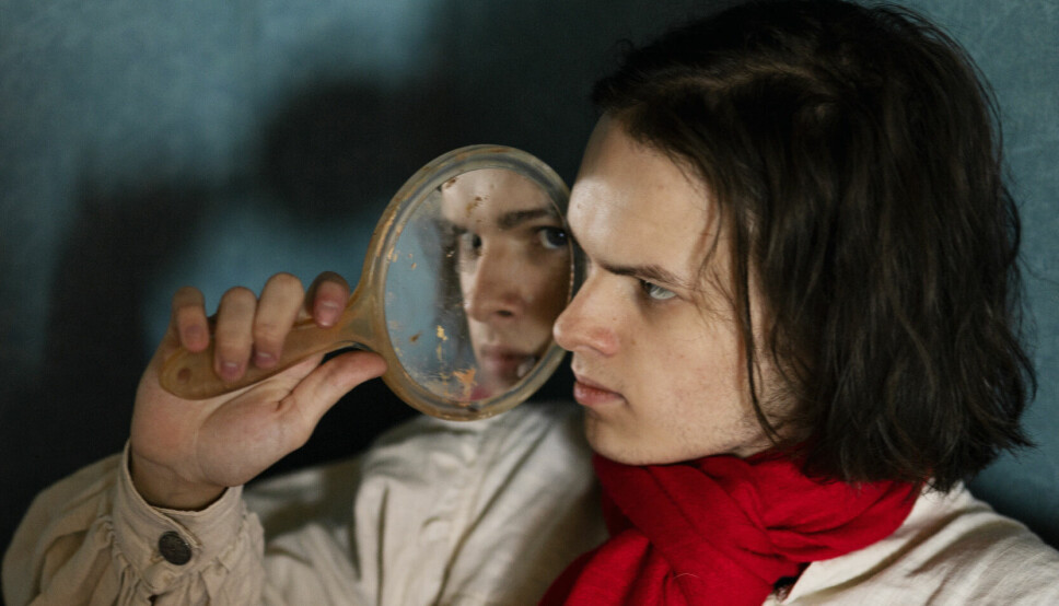 Viktig blikk: Heimdal bruker speil når han maler selvportrett, og er nærmest utelukkende avhengig av sitt eget blikk for å kunne male riktig proporsjoner.