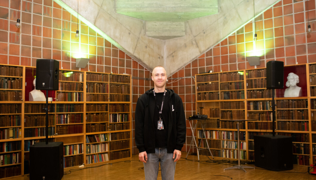 Hei hvor det går: Det er ingen skyer i horisonten på studenthuset Chateau Neuf om dagen, med mindre du skulle hatt et lokale og glemte å booke. Produksjonsansvarlig Hensik Evensen klager ikke. Hei hvor det går: Det er ingen skyer i horisonten på studenthuset Chateau Neuf om dagen, med mindre du skulle hatt et lokale og glemte å booke. Produksjonsansvarlig Hensik Evensen klager ikke.