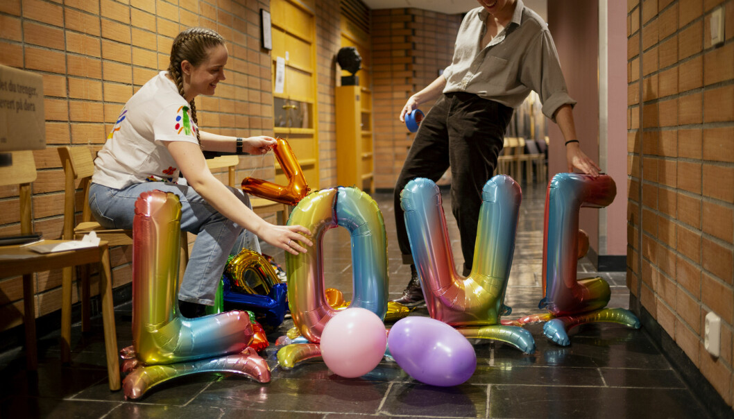 Homo symposium: Før festen blåses det i regnbueballonger, og bokstaver. Lite vet ballongene, som undertegnede, at det snart skal flomme over av studenter. Fra venstre: Jenny Tovseth Vatne og Solanch Sosa.