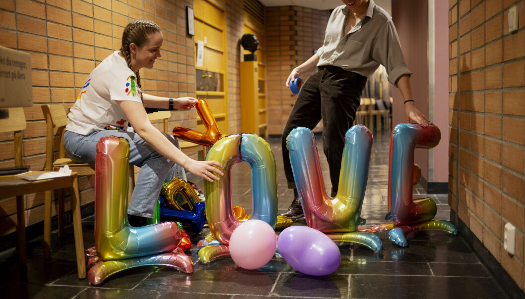 Homo symposium: Før festen blåses det i regnbueballonger, og bokstaver. Lite vet ballongene, som undertegnede, at det snart skal flomme over av studenter. Fra venstre: Jenny Tovseth Vatne og Solanch Sosa. Homo symposium: Før festen blåses det i regnbueballonger, og bokstaver. Lite vet ballongene, som undertegnede, at det snart skal flomme over av studenter. Fra venstre: Jenny Tovseth Vatne og Solanch Sosa.