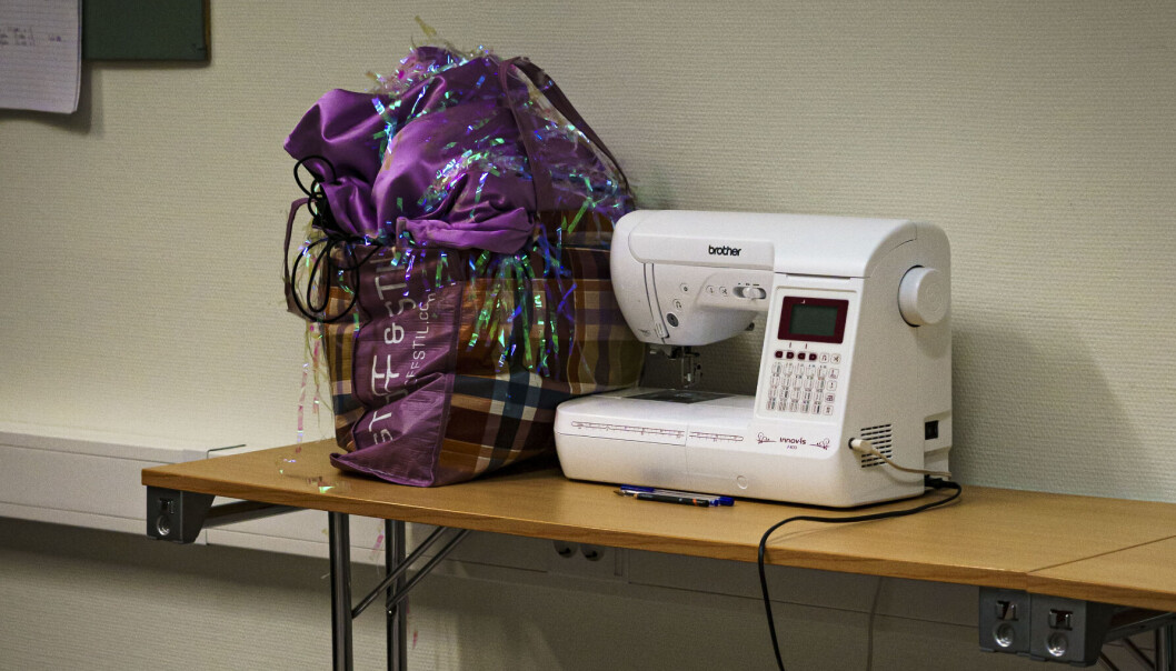 <span class=" font-weight-bold" data-lab-font_weight_desktop="font-weight-bold">Lilla forbilde</span>: I posen skjuler det seg en kjole sydd av en foreløpig litt mer erfaren dragger, emneansvarlig Remi Johansen Hovda, som forbereder helgens opptredener. <span class=" font-weight-bold" data-lab-font_weight_desktop="font-weight-bold">Lilla forbilde</span>: I posen skjuler det seg en kjole sydd av en foreløpig litt mer erfaren dragger, emneansvarlig Remi Johansen Hovda, som forbereder helgens opptredener.