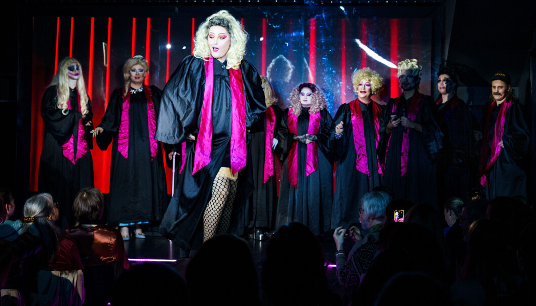 Draguation: Ni drag queens og én drag king. “Kunsten å dragge” sine studenter avsluttet semesteret på den skeive baren Elsker den første lørdagen i november. Draguation: Ni drag queens og én drag king. “Kunsten å dragge” sine studenter avsluttet semesteret på den skeive baren Elsker den første lørdagen i november.
