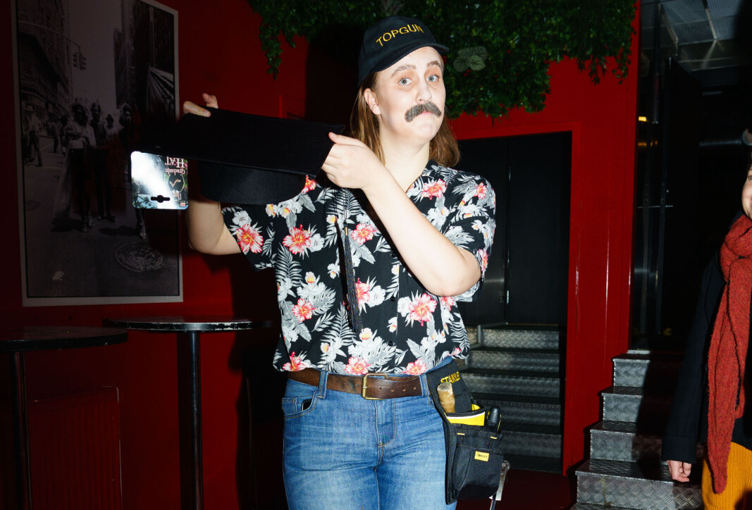 <span class=" font-weight-bold" data-lab-font_weight_desktop="font-weight-bold">Bartekonge</span>: Drag-student og drag king Justin Thyme, en skilt firebarnsfar fra Toten, heter også Renate Lysholm Snarud (23) og studerer kulturledelse på Oslomet. <span class=" font-weight-bold" data-lab-font_weight_desktop="font-weight-bold">Bartekonge</span>: Drag-student og drag king Justin Thyme, en skilt firebarnsfar fra Toten, heter også Renate Lysholm Snarud (23) og studerer kulturledelse på Oslomet.