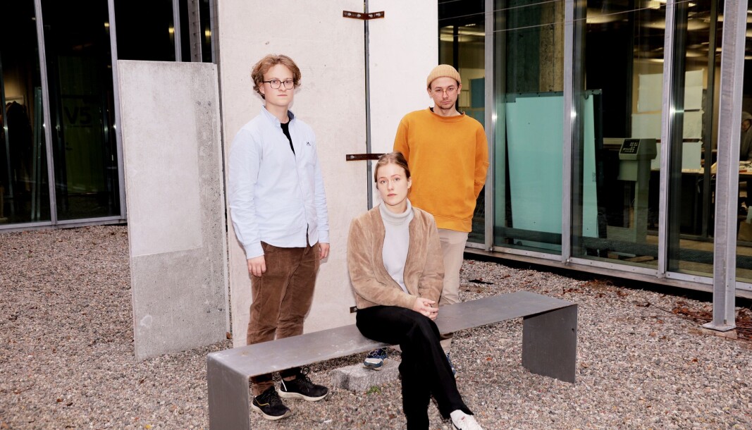 Kritiske til kutt: Designstudentene Per Roppestad Christensen (t.v), Maija Hauger og Hobbe Strömberg, er kritisk til forslaget om å kutte 30 studieplasser. De mener det vil svekke fagtilbudet på AHO. Kritiske til kutt: Designstudentene Per Roppestad Christensen (t.v), Maija Hauger og Hobbe Strömberg, er kritisk til forslaget om å kutte 30 studieplasser. De mener det vil svekke fagtilbudet på AHO.